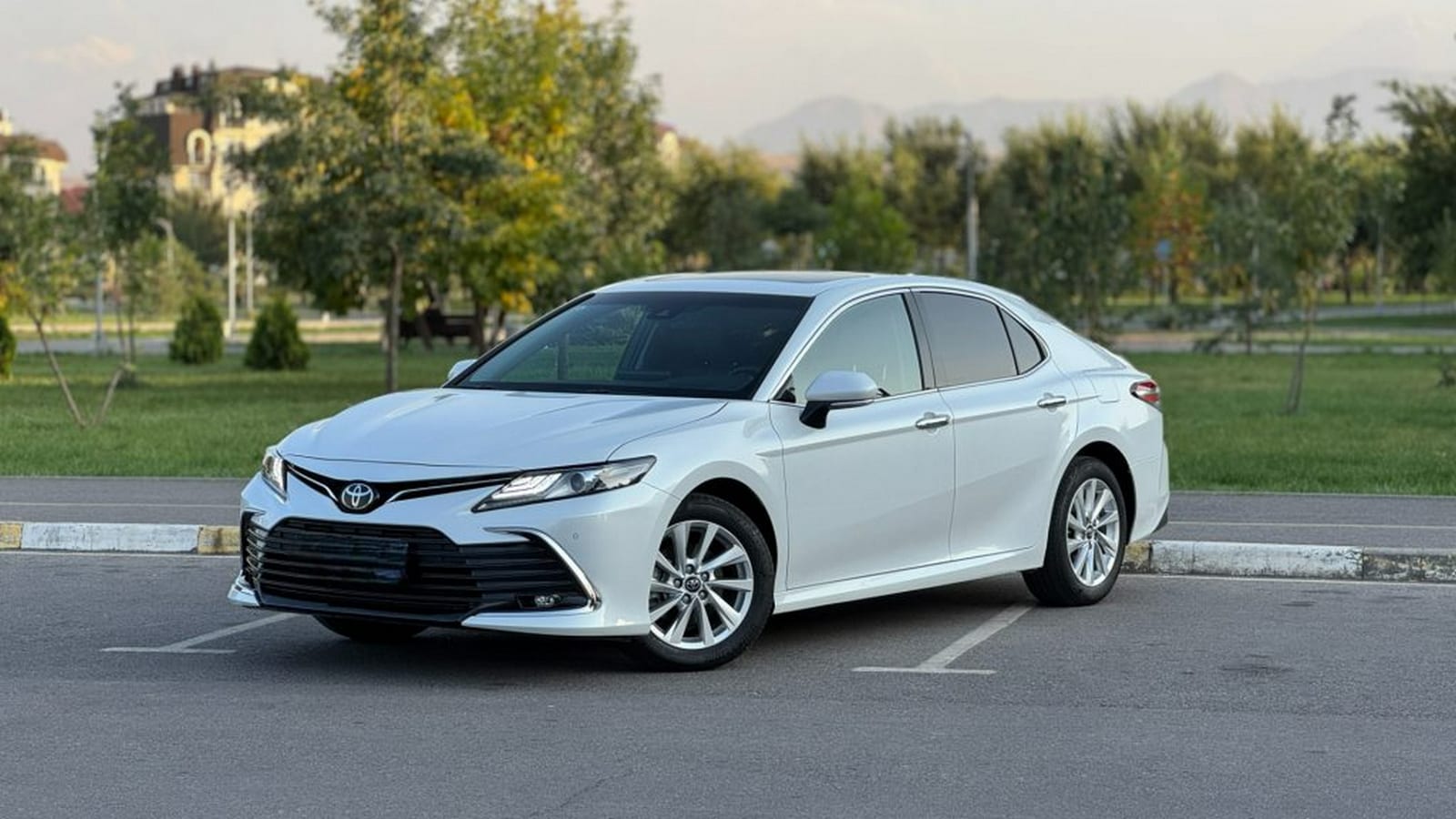 Toyota Camry 2022 — фото 4