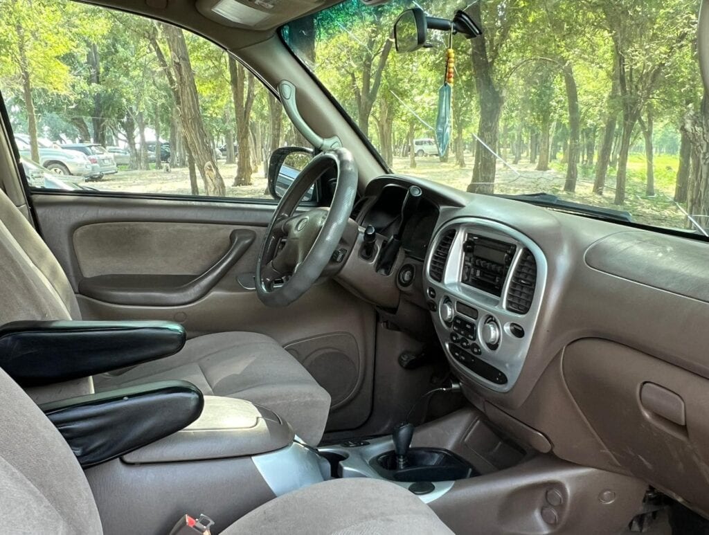 Toyota Sequoia — фото 4