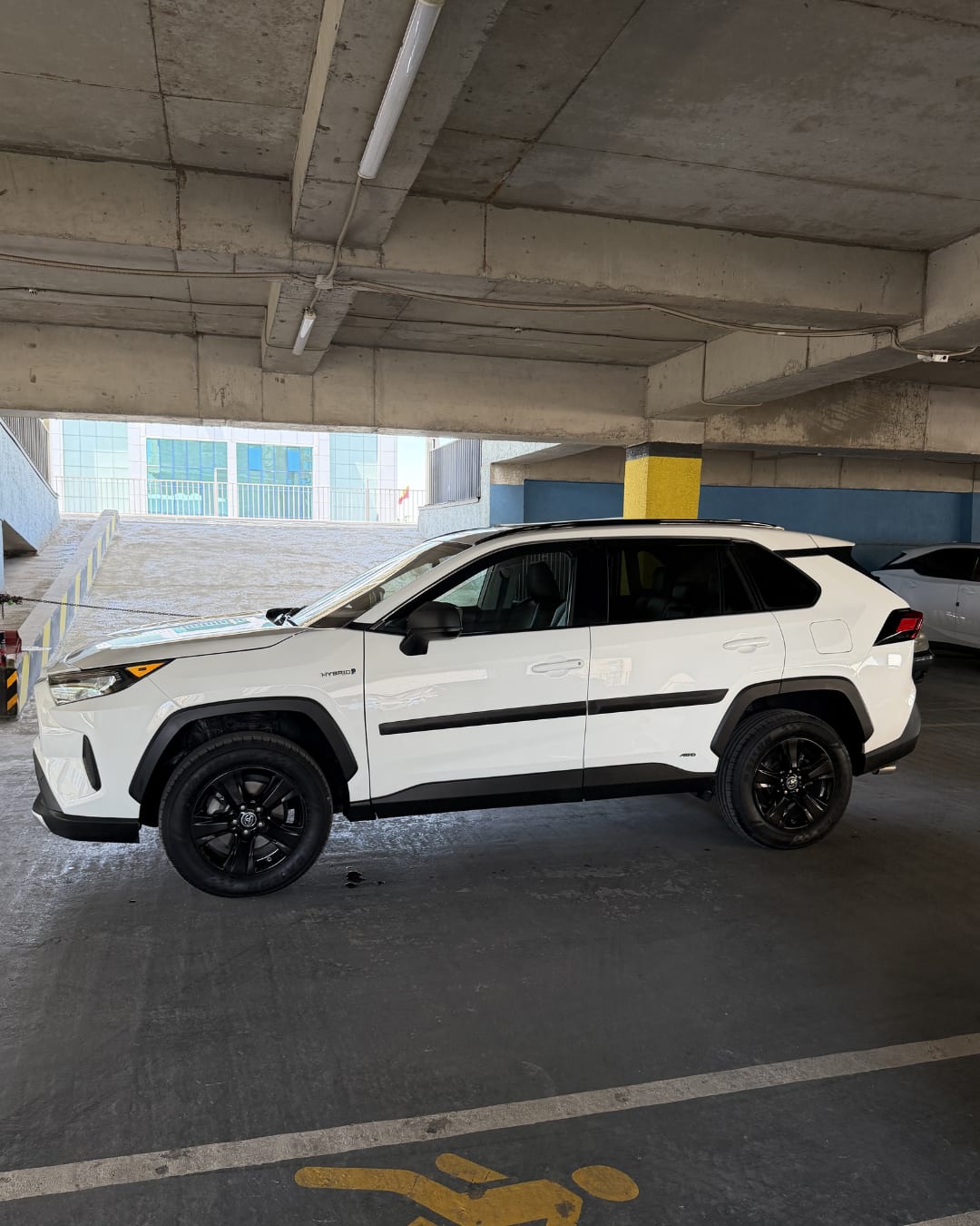 Toyota RAV4 Hybrid 2021 — фото 2