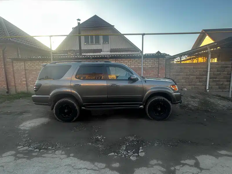 Toyota Sequoia — фото 2