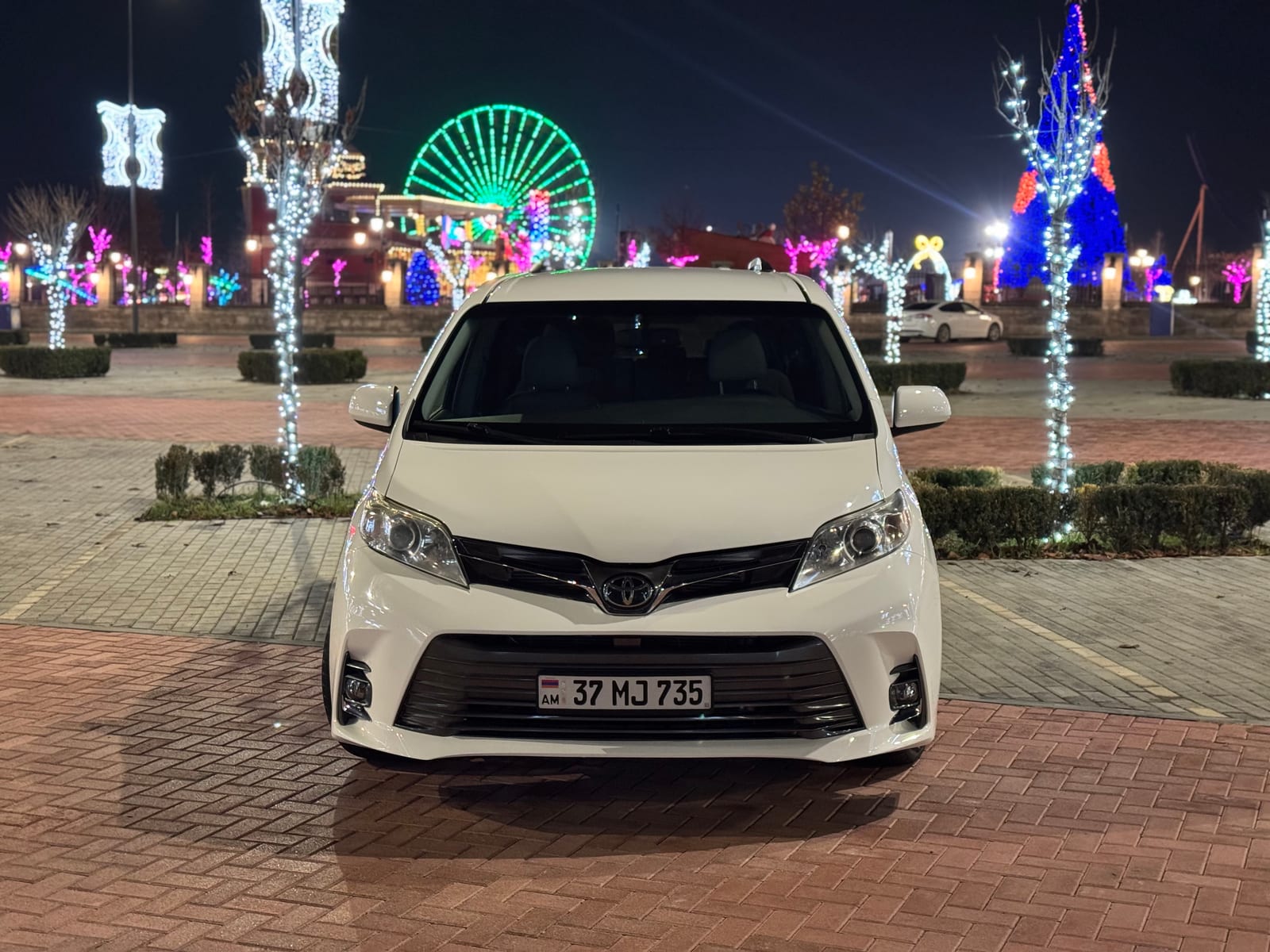 Toyota Sienna — фото 2