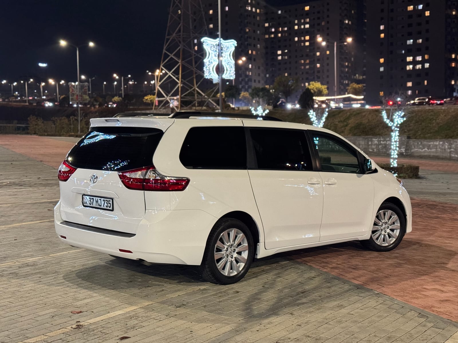 Toyota Sienna — фото 3