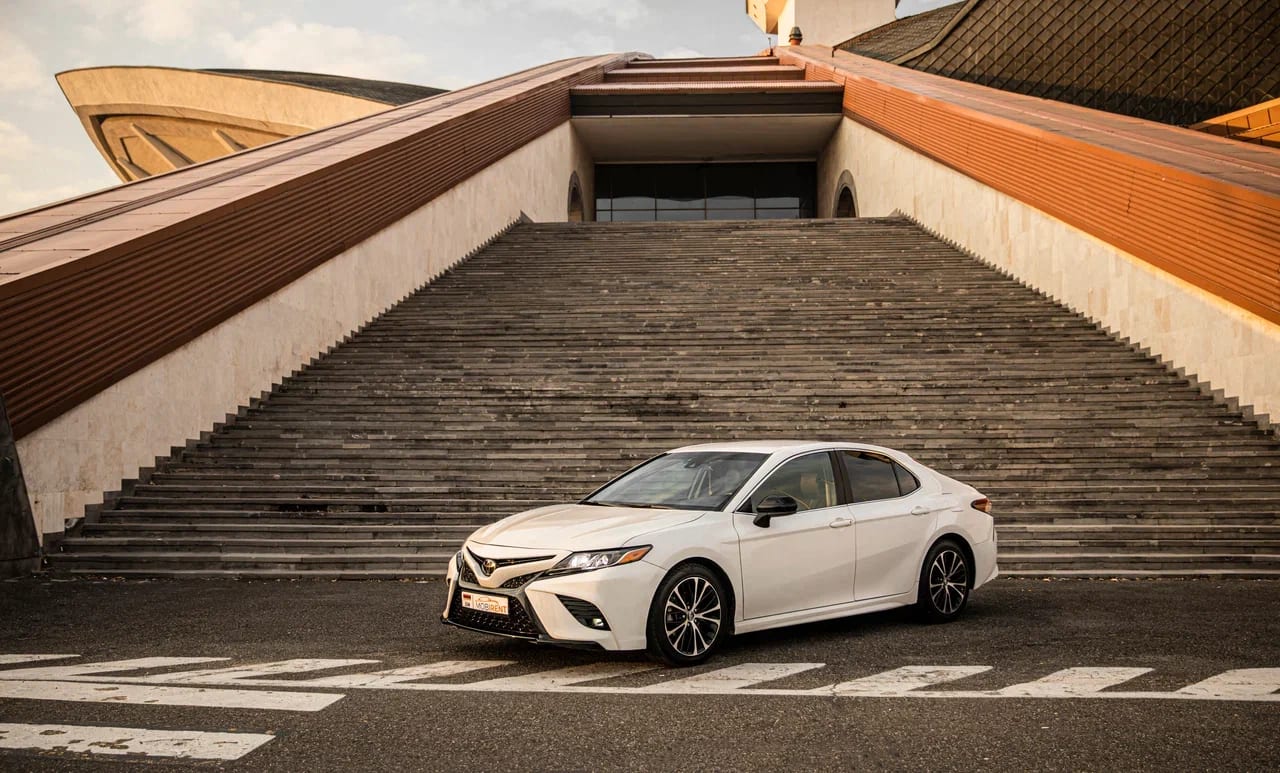 Toyota Camry 2018 — фото 2