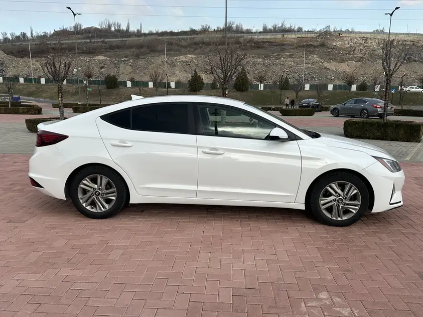Hyundai Elantra 2017 — фото 2