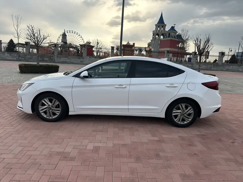 Hyundai Elantra 2017 — фото 3