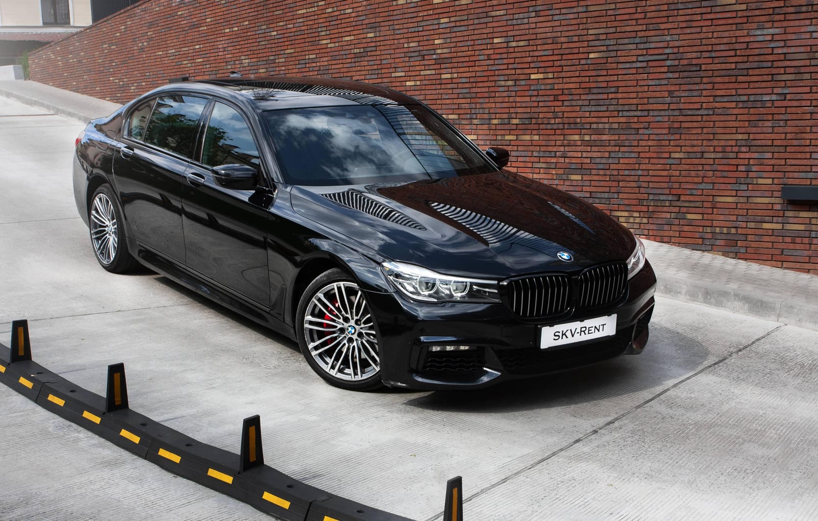 BMW 740i 2024 года в аренду в Бресте