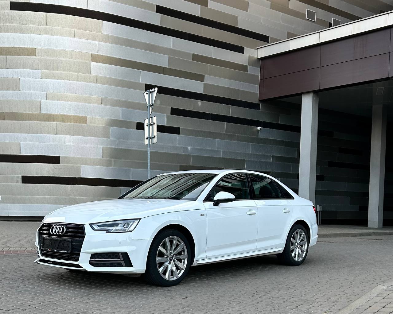 Audi A4 S-line — аренда от 280 Br/сутки