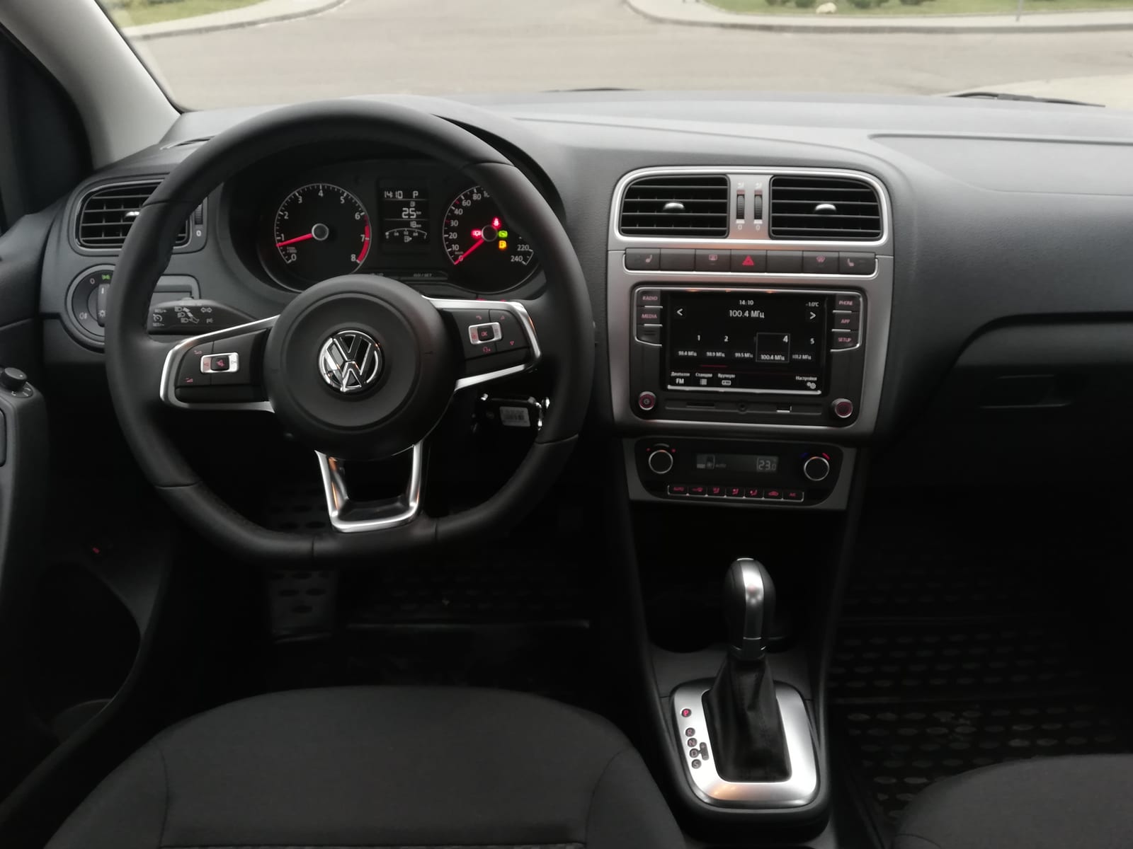 Volkswagen Polo Comfortline Joy 2018 — фото 4