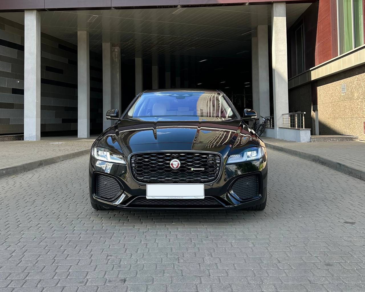Jaguar XF x260 2021 — аренда от 380 Br/сутки
