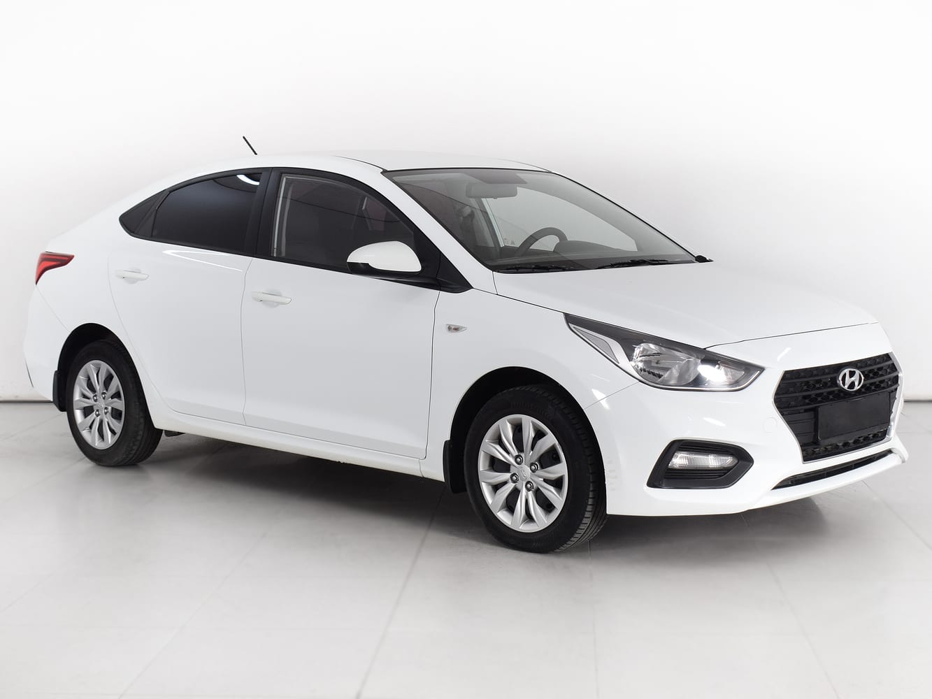 Hyundai Solaris 2017 — аренда от 100 Br/сутки