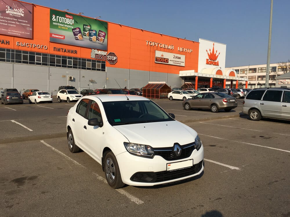 Renault Logan II (белый) 2017 года в аренду в Минске
