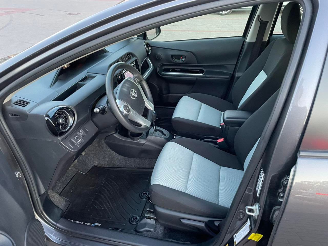 Toyota Prius C 2016 — фото 3