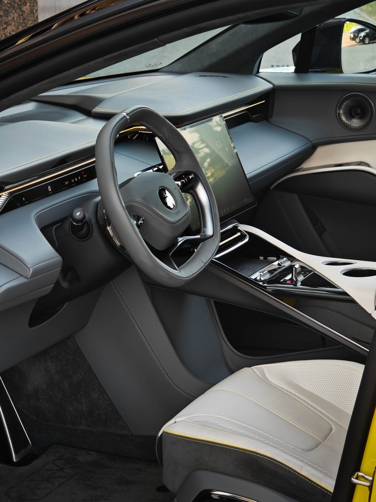 Lotus Eletre — аренда от 630 Br/сутки