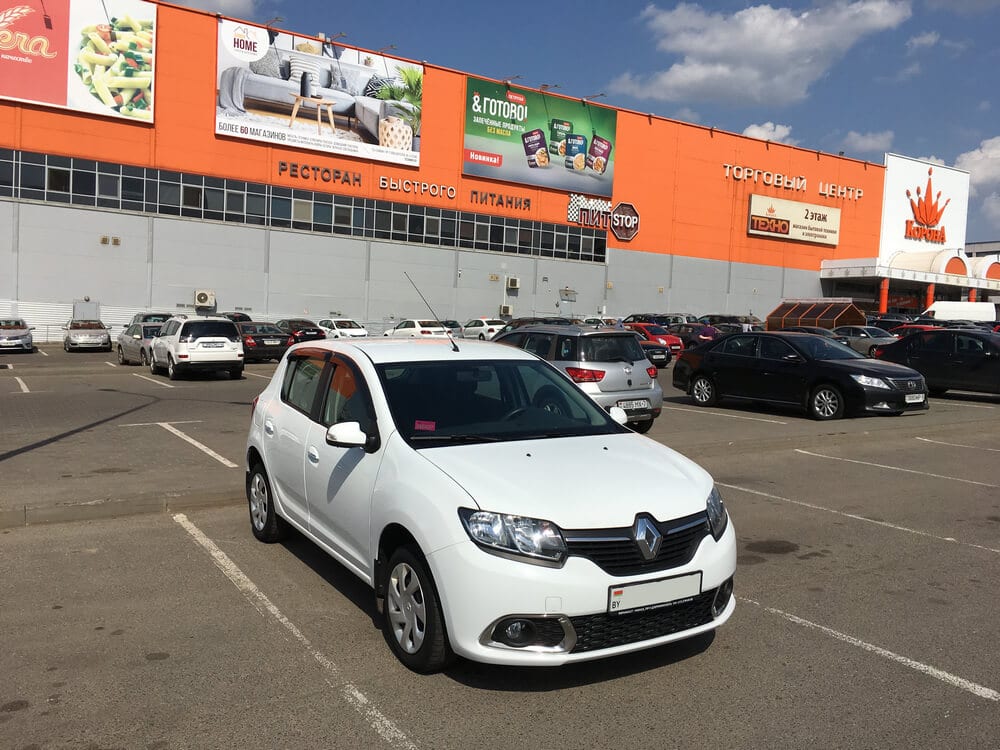 Renault Sandero (белый) 2017 года в аренду в Минске