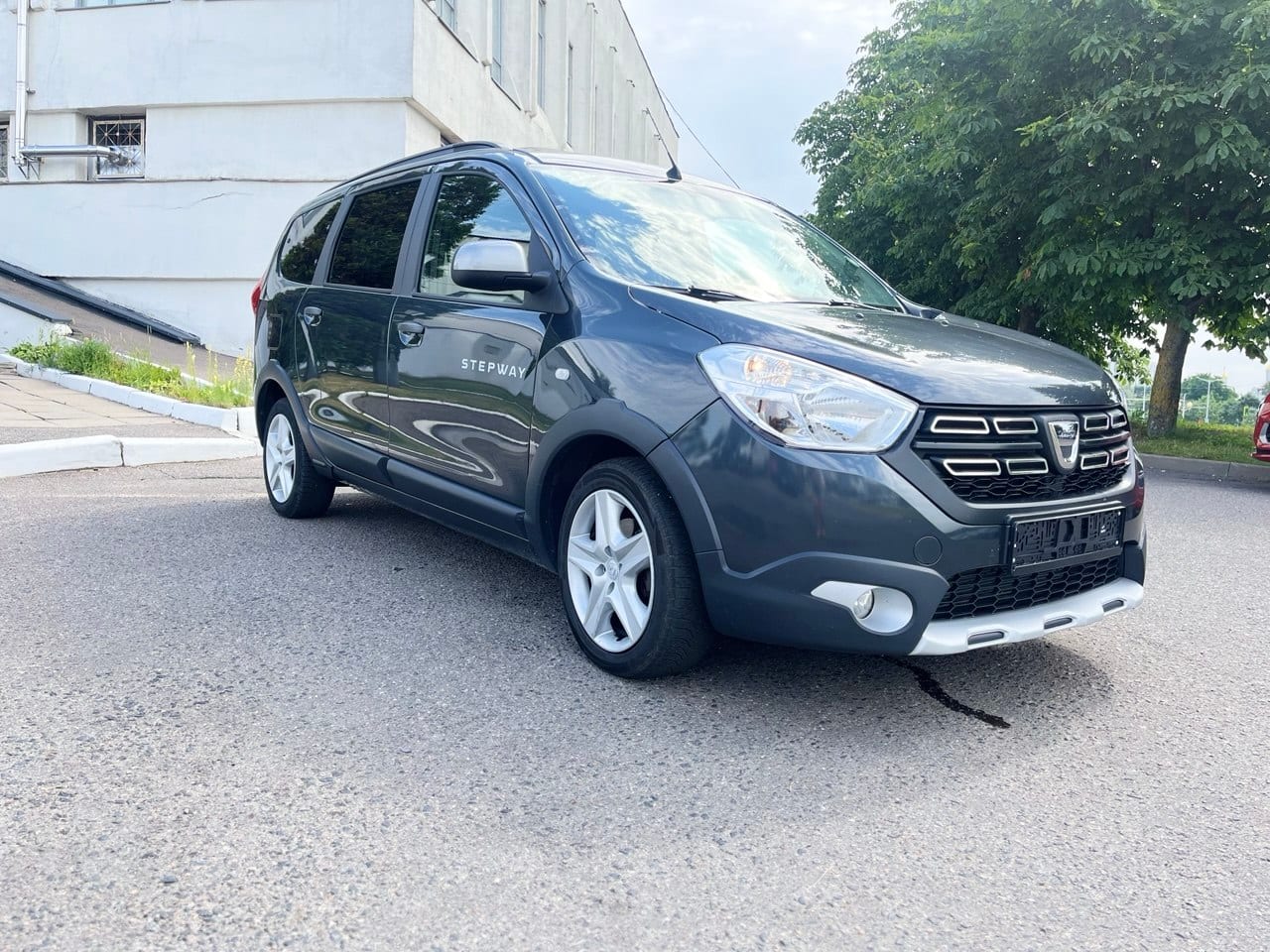 Lada Largus Cross 7 мест 2017 года в аренду в Минске