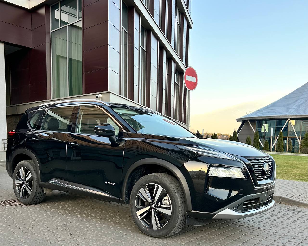 Nissan X-Trail E-Power — аренда от 320 Br/сутки