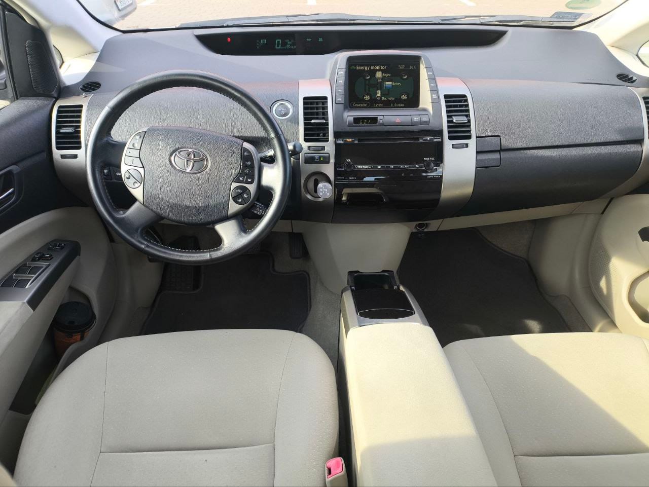 Toyota Prius Hybrid (серебро) в аренду в Минске