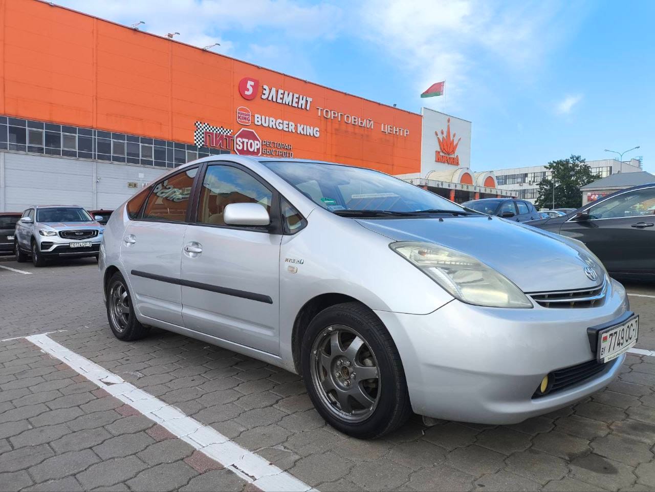Toyota Prius Hybrid (серебро) в аренду в Минске