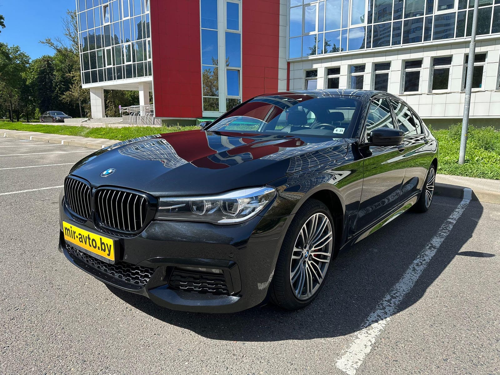 BMW 740i (G12) — аренда от 450 Br/сутки