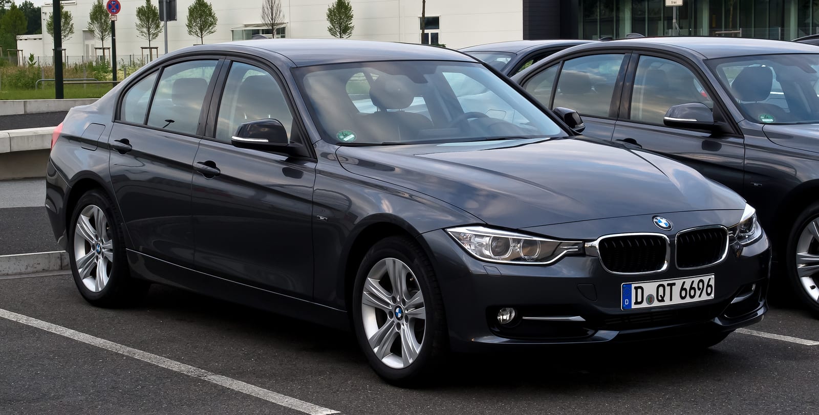 BMW 320i (F30) 2017 — аренда от 272 Br/сутки