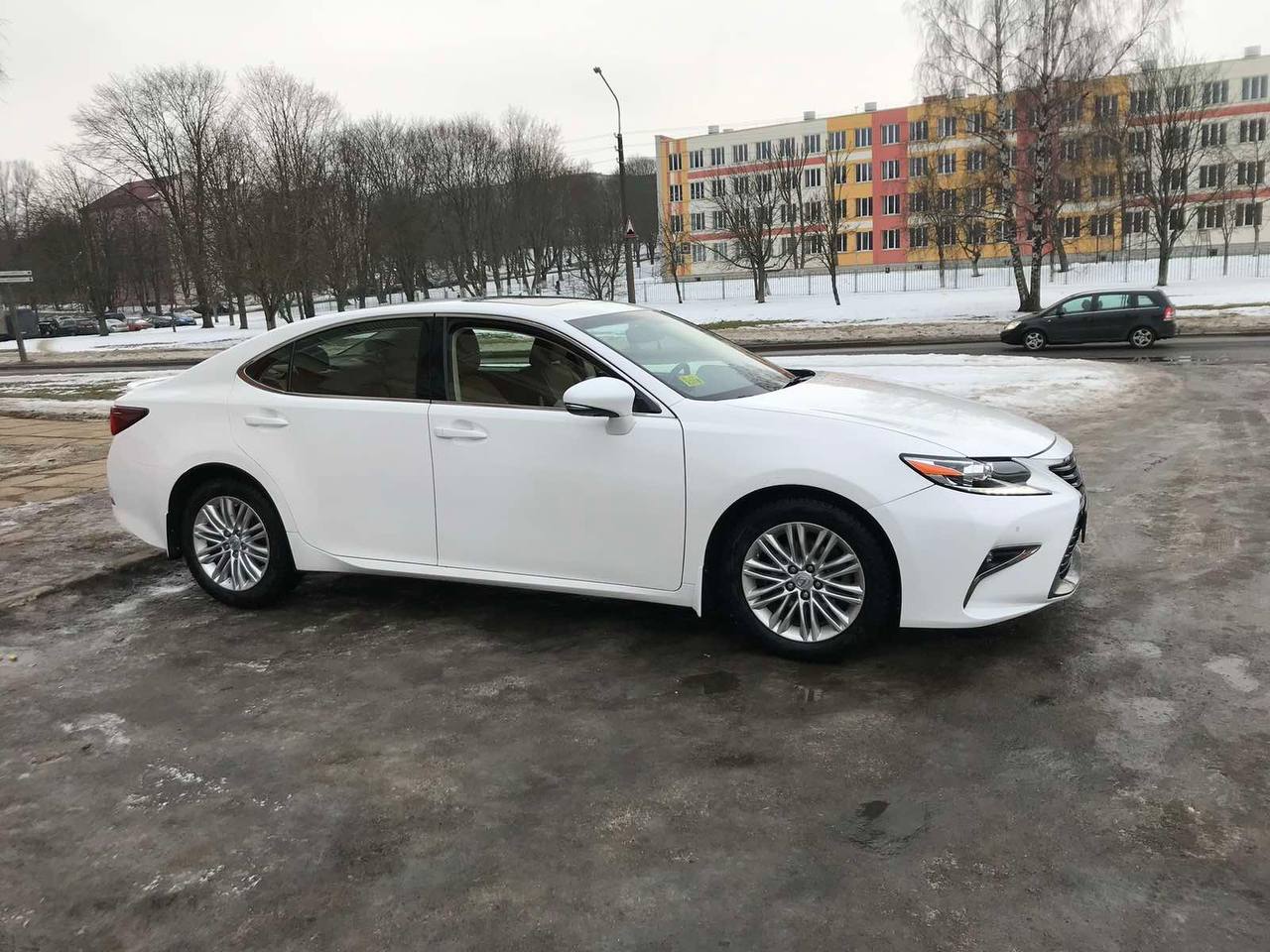 Lexus ES200 2015 — аренда от 368 Br/сутки
