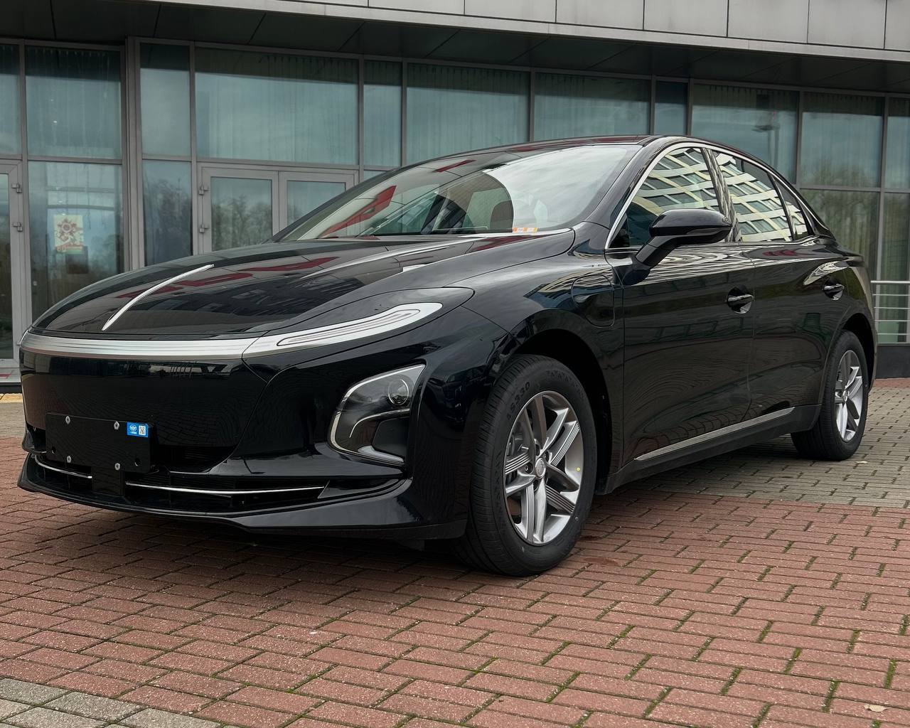 Hongqi E-QM5