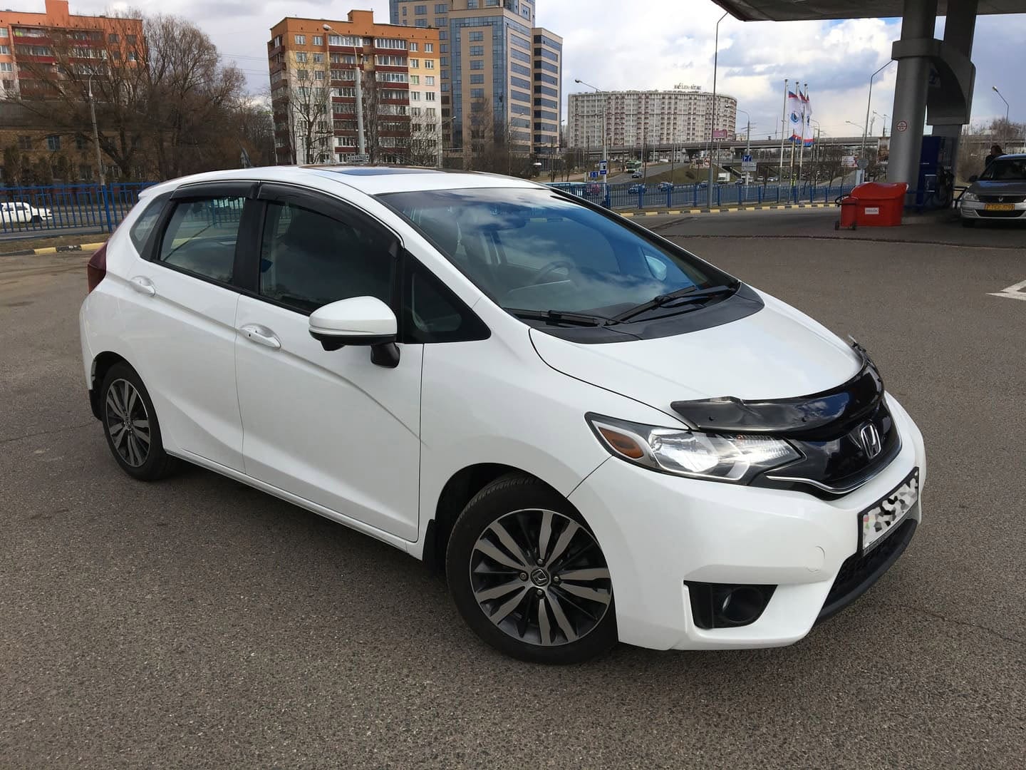 Honda Fit (белая жемчужина) в аренду в Минске