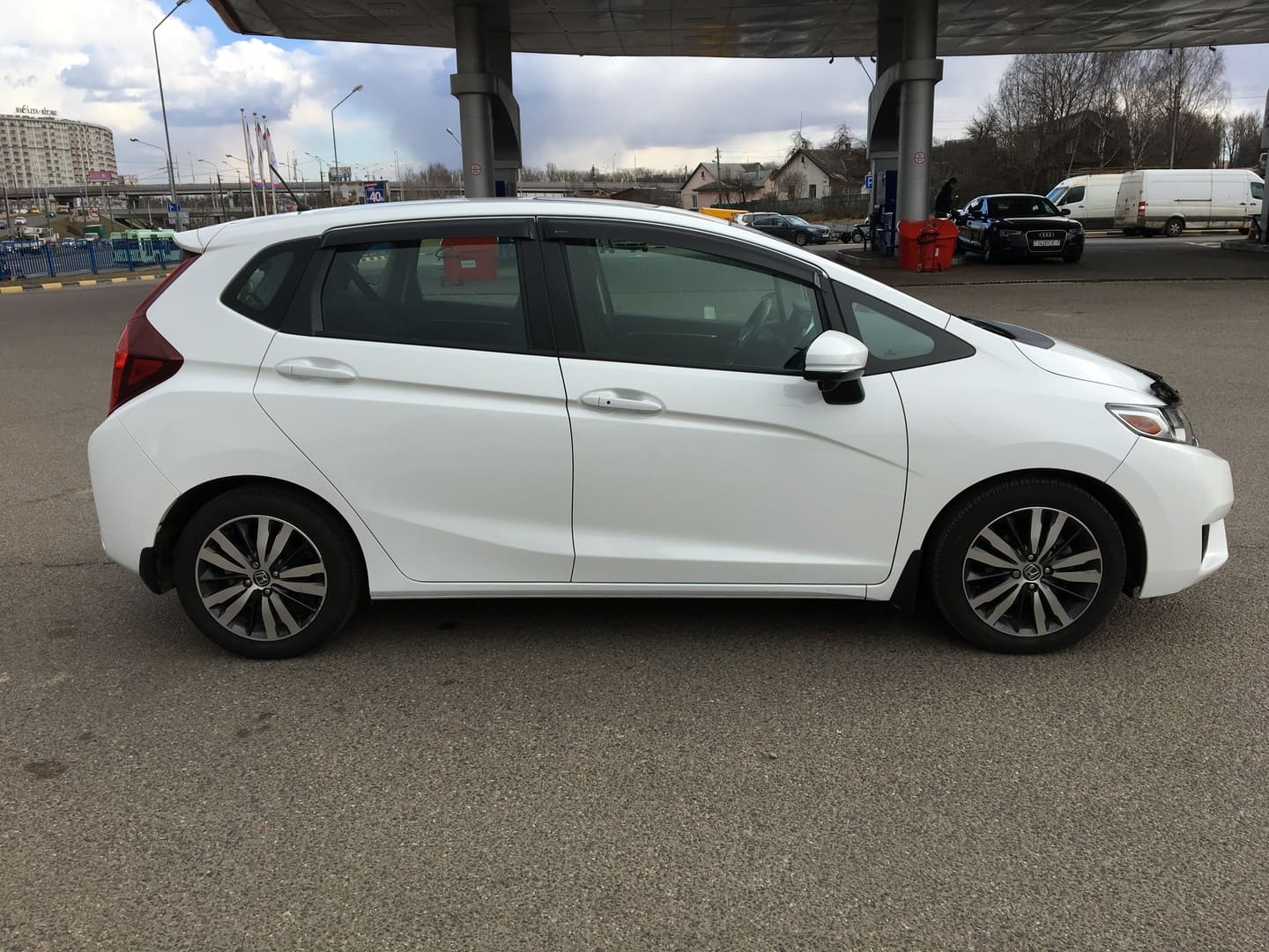Honda Fit (белая жемчужина) в аренду в Минске