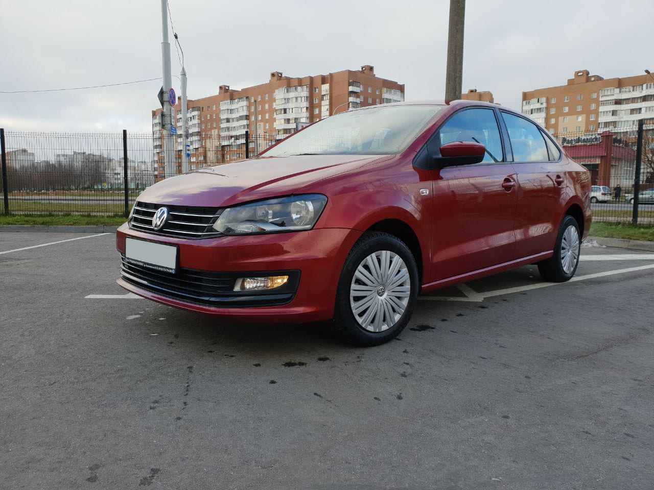 Volkswagen Polo (красный) 2017 — фото 2