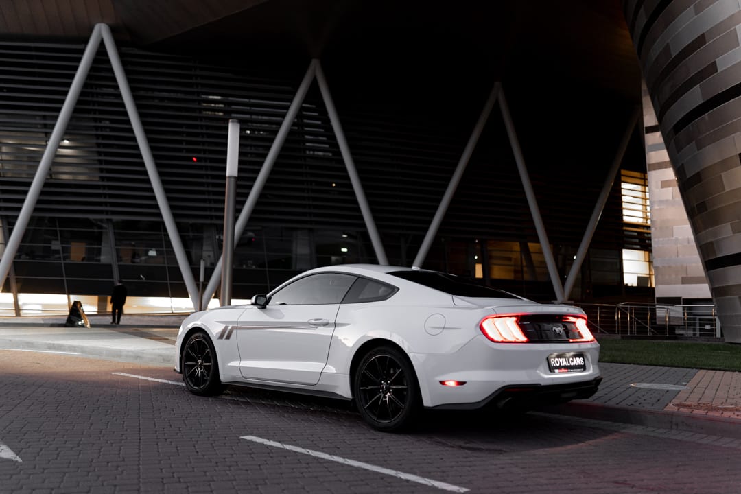 Ford Mustang White 2020 — фото 4
