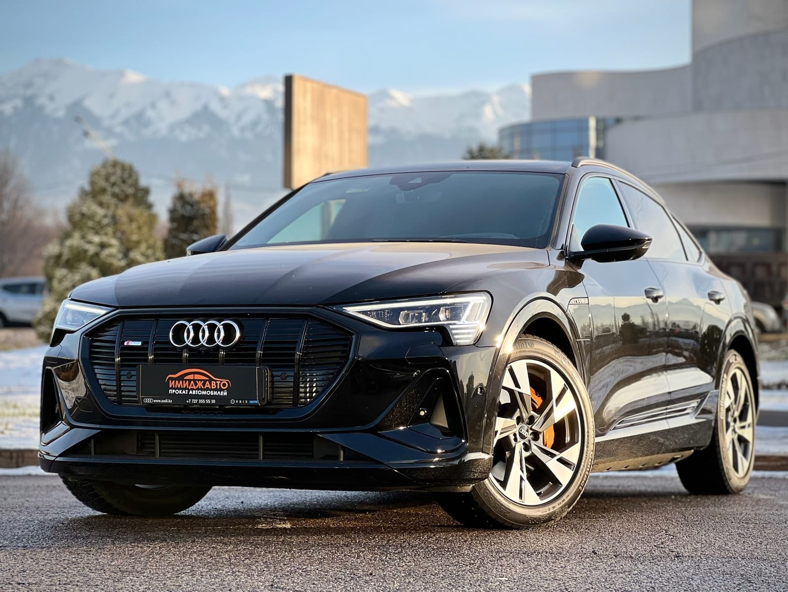 Audi e-tron 2022 — аренда от 200000 Br/сутки