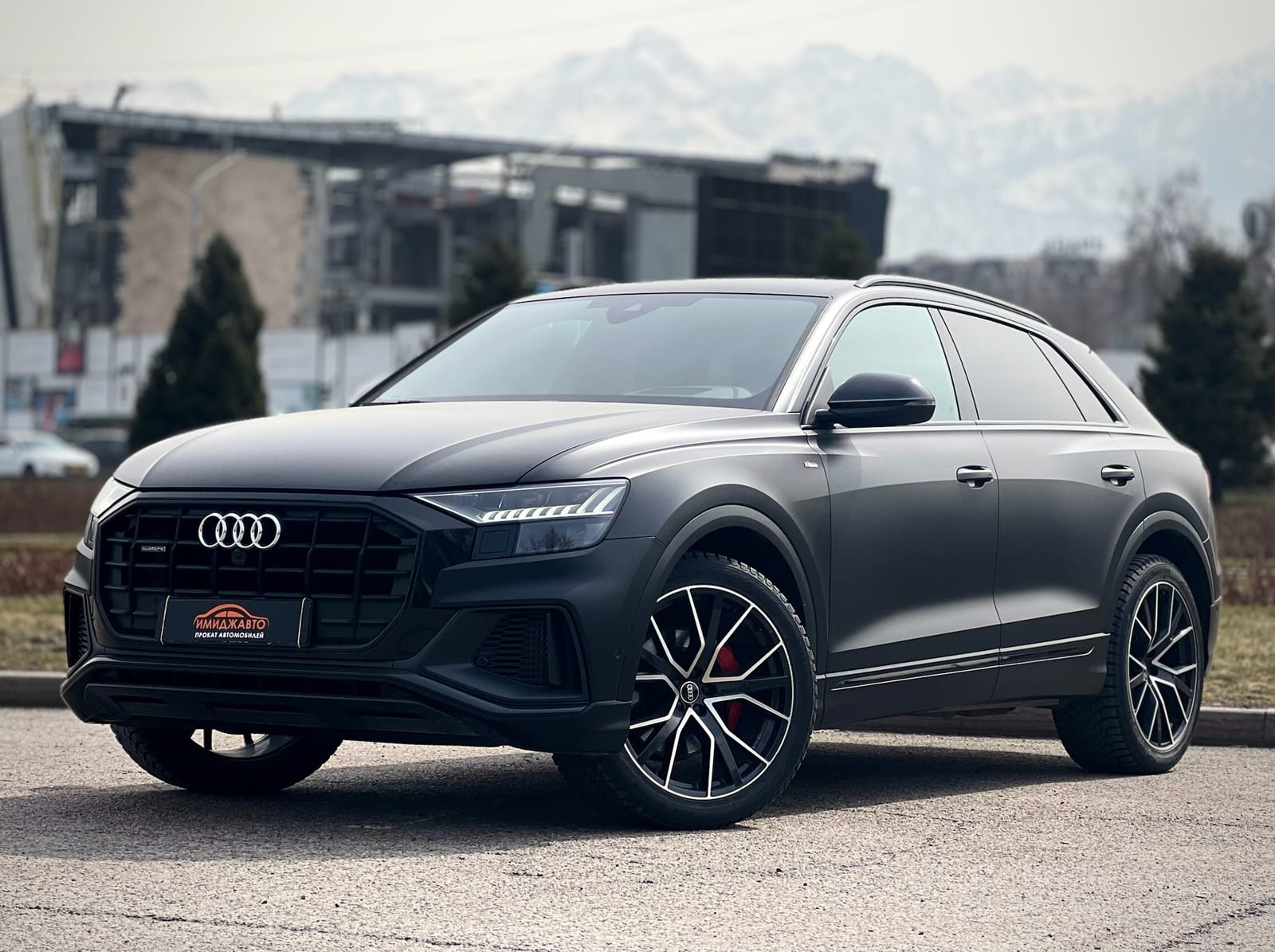 Audi Q8 2022 — аренда от 300000 Br/сутки