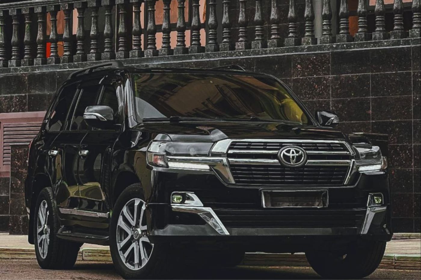 Toyota Land Cruiser 200 2012 — аренда от 65000 ₸/сутки