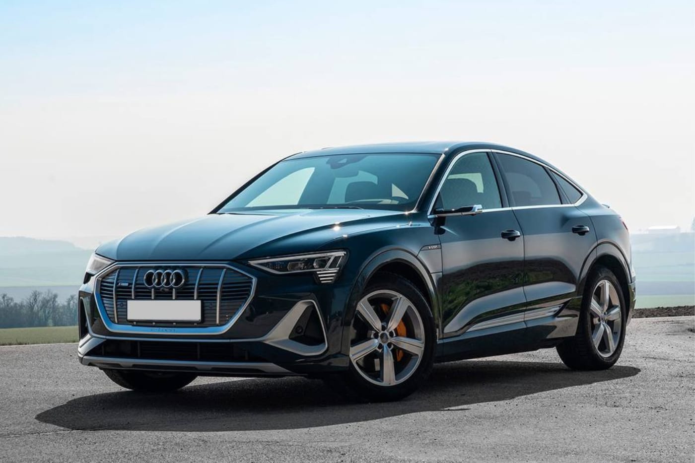 Audi e-tron 2023 — аренда от 200000 Br/сутки