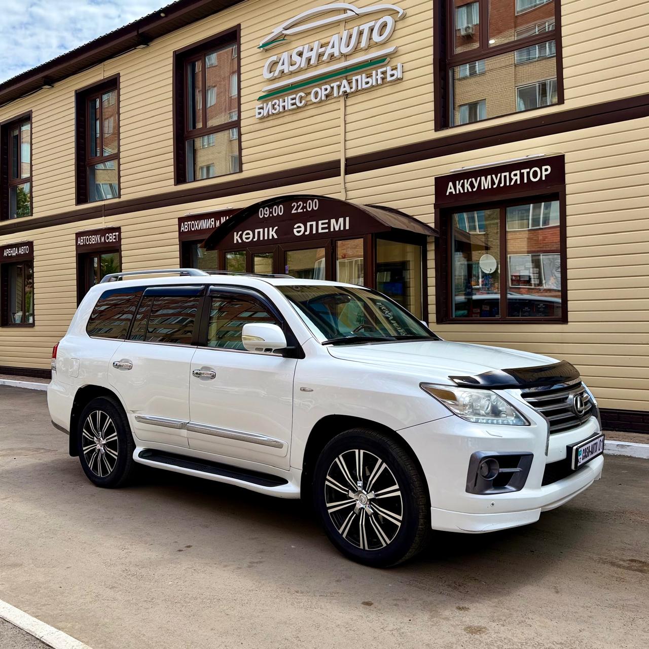 Lexus LX 570 2013 — аренда от 53000 ₸/сутки