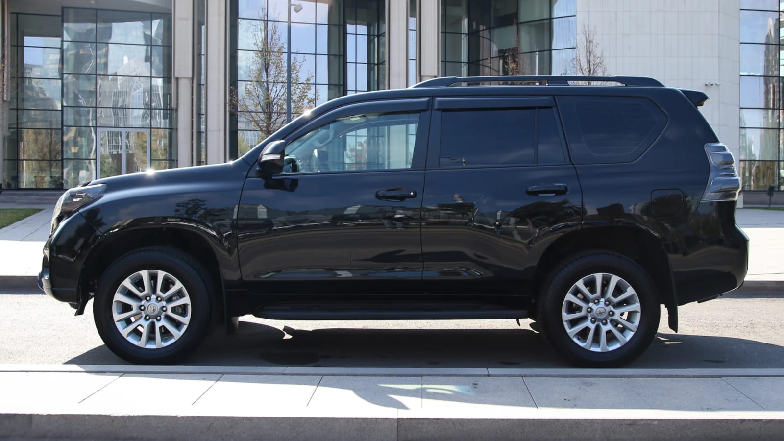 Toyota Land Cruiser Prado 2017 — фото 3