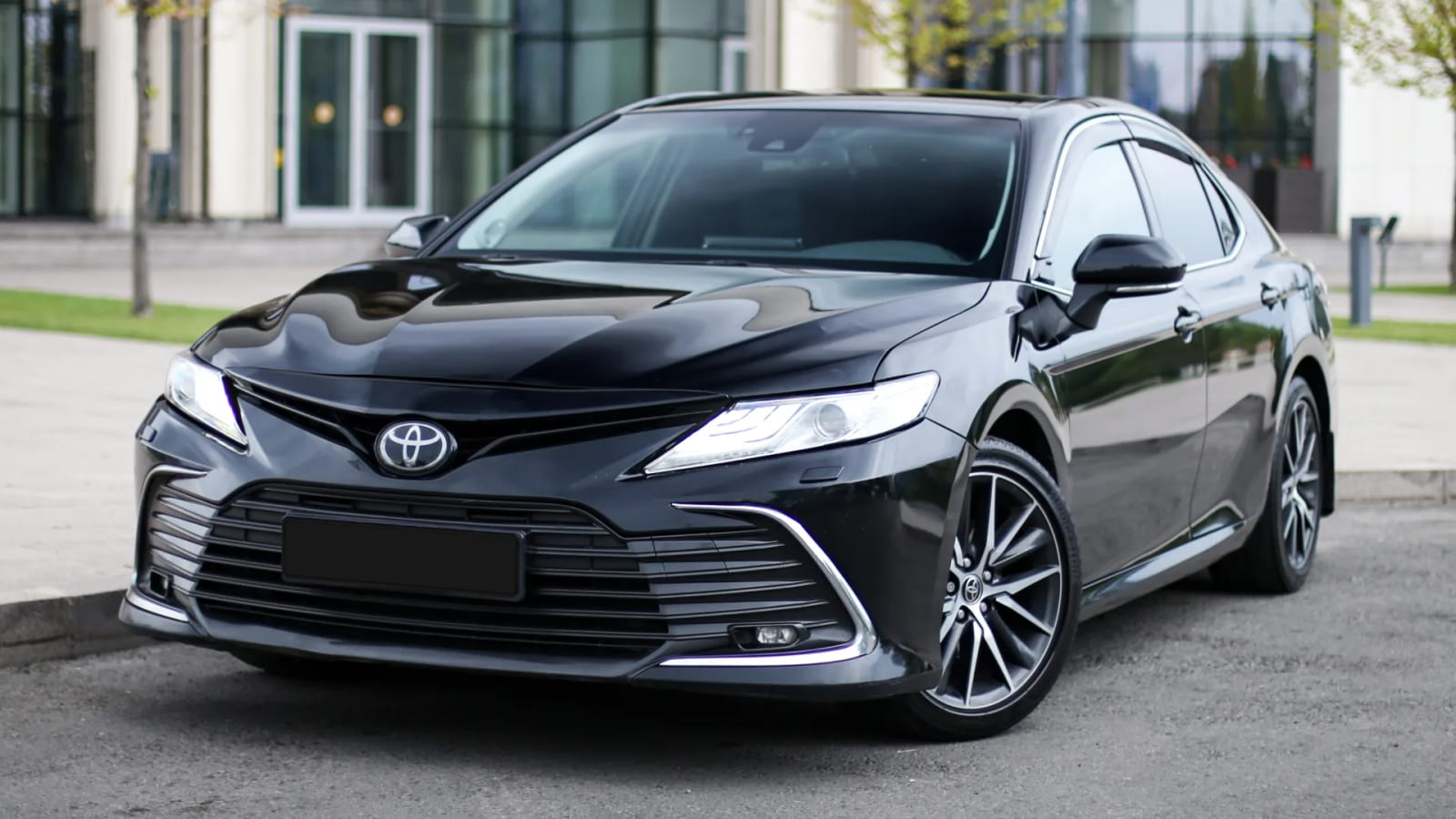 Toyota Camry 75 2021 — аренда от 38000 Br/сутки