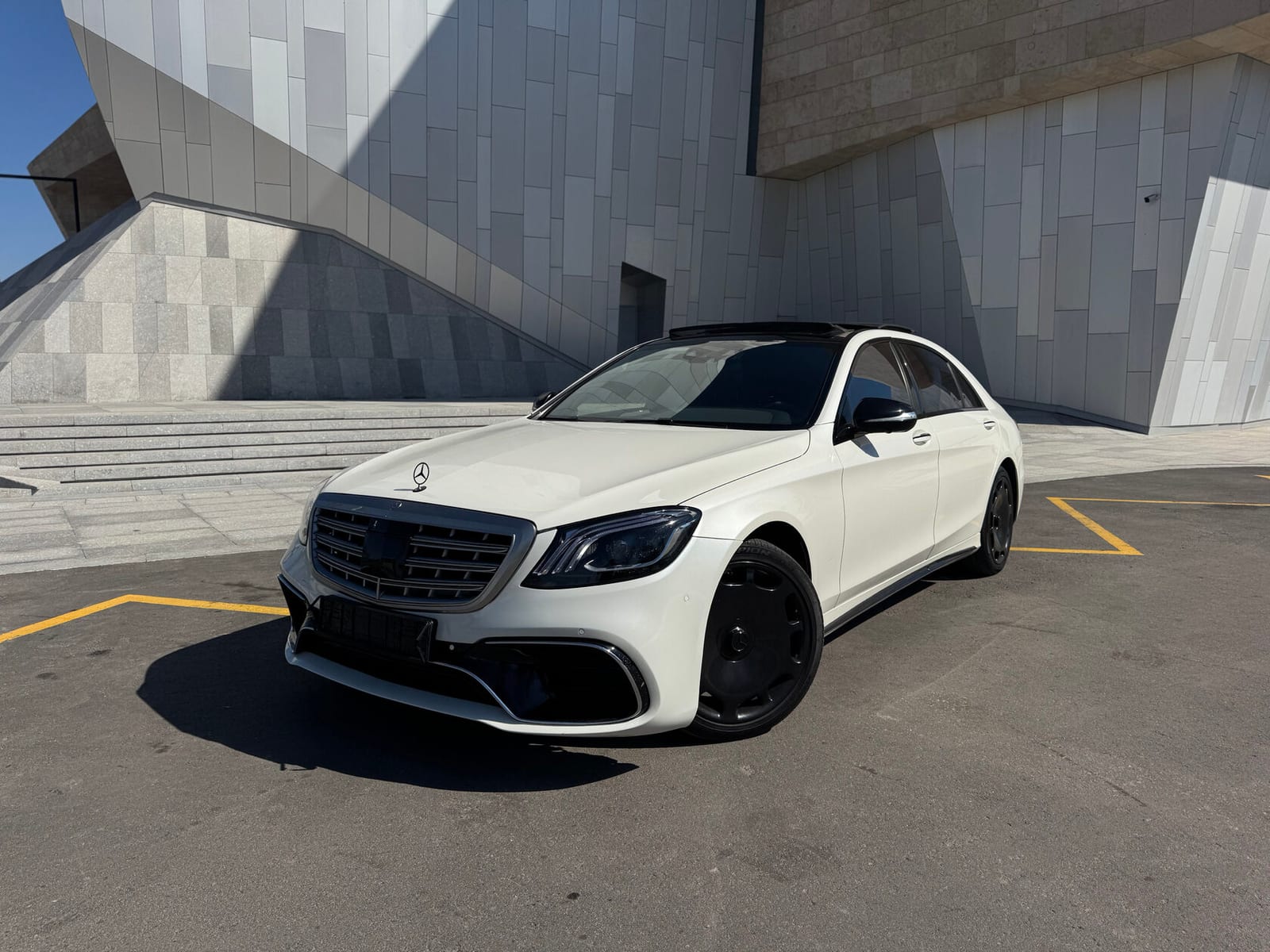 Mercedes-Benz S-Class W222 2016 — аренда от 80000 Br/сутки