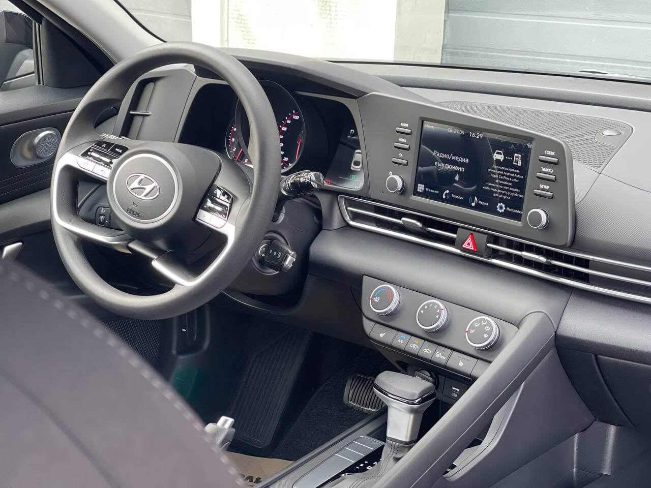 Hyundai Elantra 2023 — фото 3