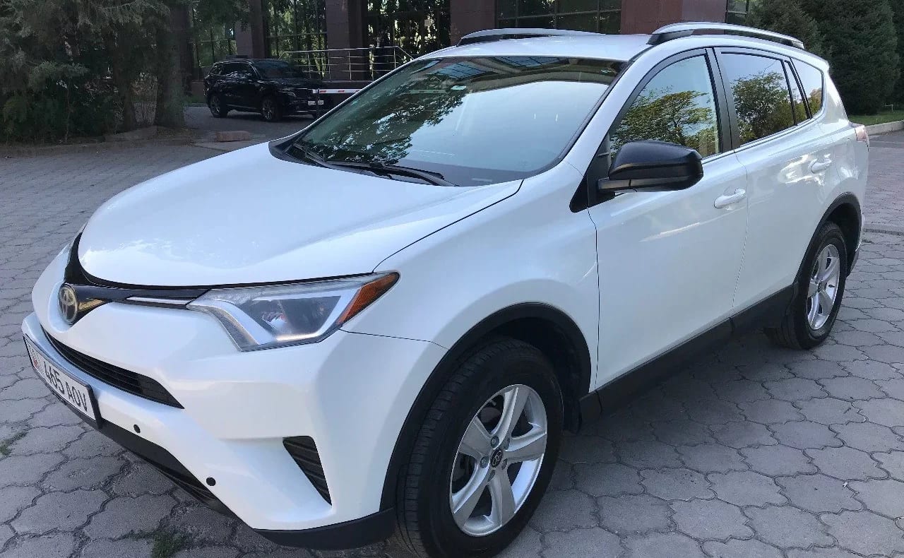 Toyota RAV4 2017 — аренда от 6960 сом/сутки